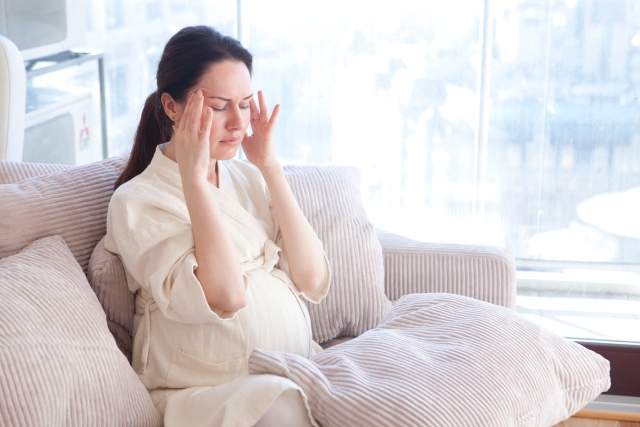 頭痛等の体調不良に悩む妊婦